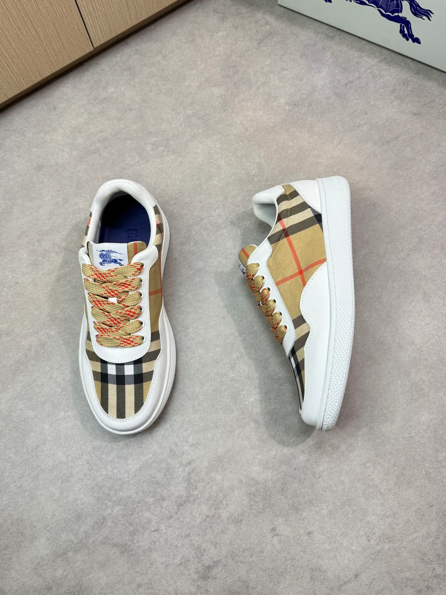 P400 [BURBERRY] Burberry casual sports sneakers - Upper: imported 🔝 Napa calfskin, brand totem cloth, tongue brand cloth label - Lining: brand canvas, foot pad; water-dyed cowhide - Outsole: ultra-light TPR rubber; two-color molded outsole - Super high quality control, fine workmanship: highlighted (high-end, luxury, grade) -Size : 38-44 (Male 45, can be customized)·BBR0372